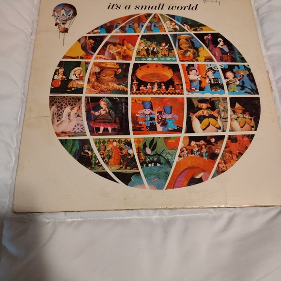 Walt Disney "It's a small world" vinyl and storybook. - Picture 3 of 6